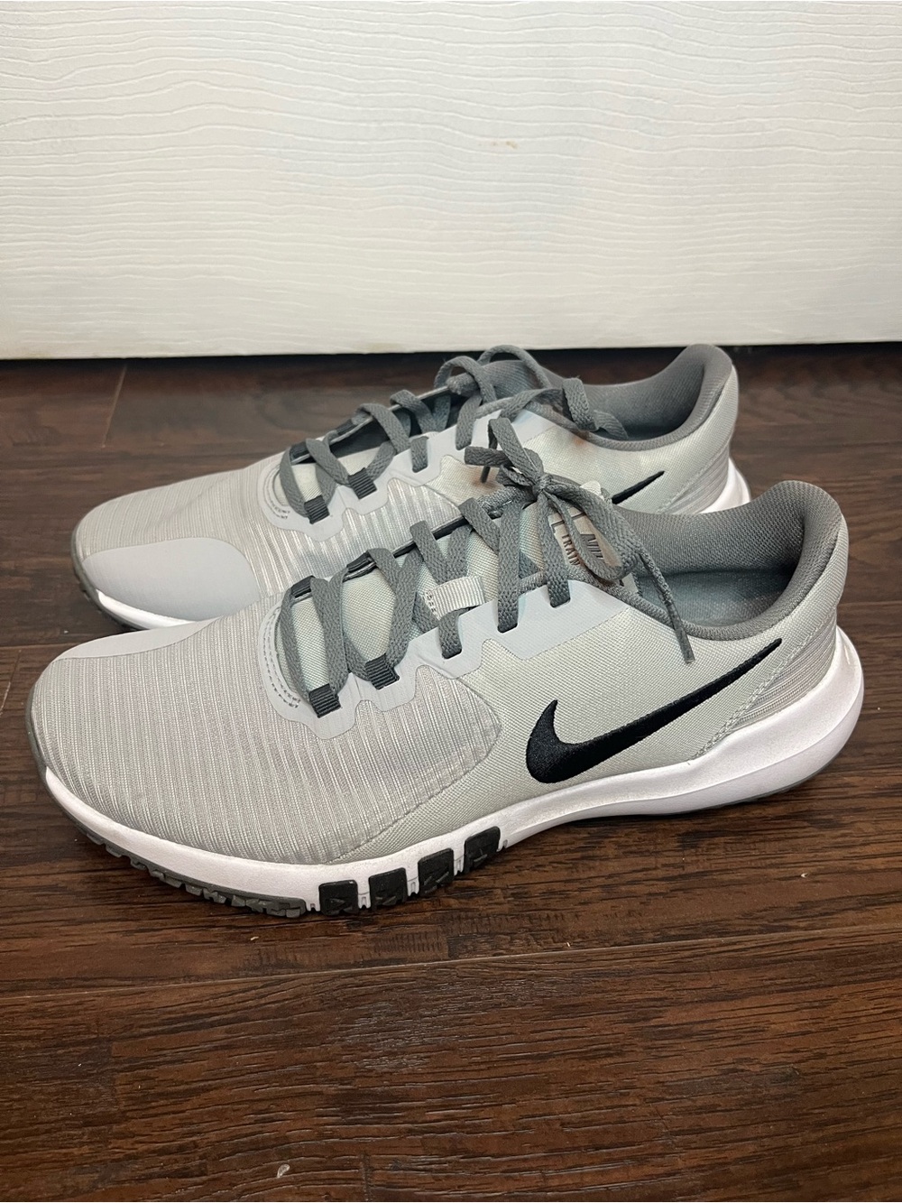 Nike Men's Light Gray Athletic Training Sneakers with Black Swoosh